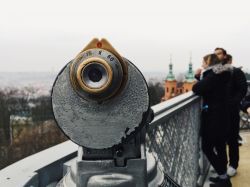 Sulla Torre di Petrin, a 20 metri da terra, si trova una terrazza panoramica dotata di cannocchiale per osservare la città di Praga dall'alto.