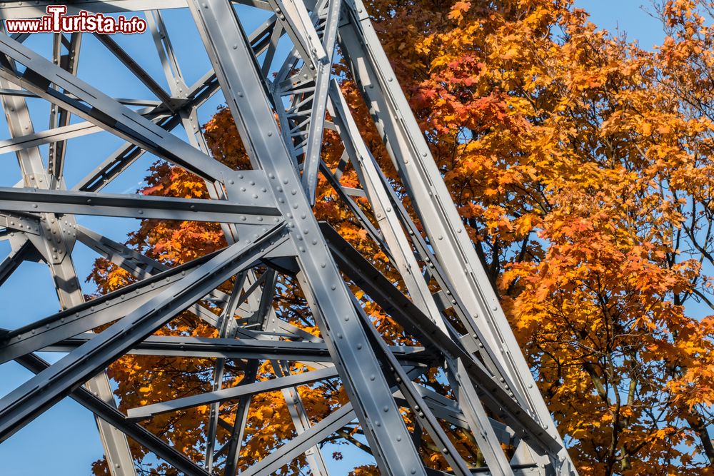 Immagine Praga: un dettaglio della struttura della Torre di Petrin. Il peso complessivo della torre è di 174 tonnellate.