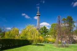 La Torre di Petrin (Praga) fu costruita sul finire dell'Ottocento ad immagine e somiglianza della Tour Eiffel di Parigi.