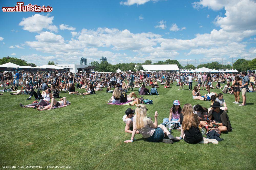 Immagine Gente sul prato durante il Governors Ball Music festival sulla Randall`s Island a New York City - foto © Nick Starichenko / Shutterstock.com