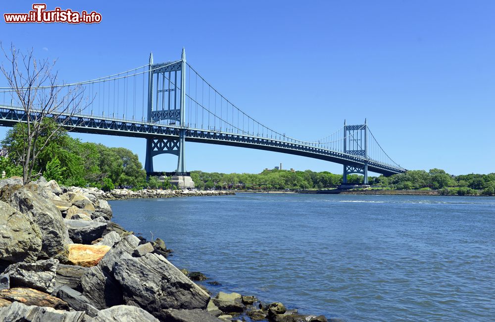 Immagine Il Triborough Bridge di Randall's Island è un insieme di tre ponti di New York City, che collega i distretti del Bronx, Queens e Manhattan.