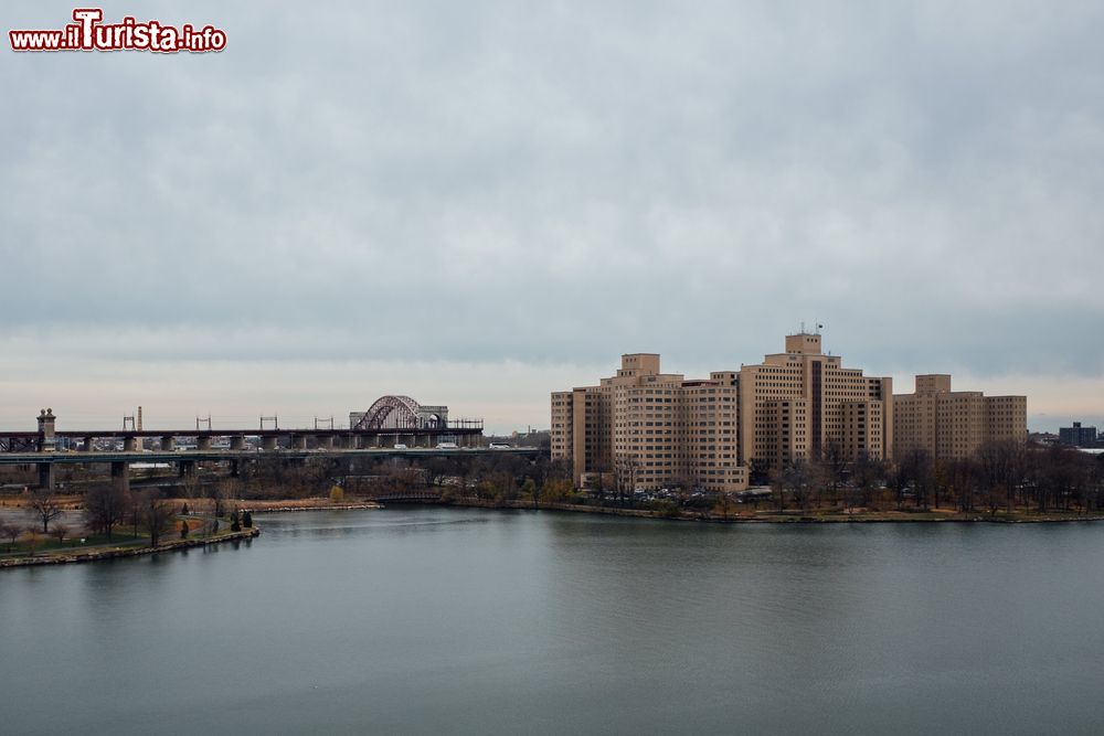Immagine Vista sull'Harlem River e la Randalls and Wards Island di New York City. Sullo sfondo l'Hell Gate Bridge.