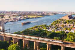 Vista aerea sull'East River in prossimità dell'Hell Gate Bridge a New York City. Sulla sinistra si nota Randall's Island.
