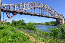 L'Hell Gate Bridge (East River Arch Bridge) a New York City è un ponte ferroviario della Grande Mela tra Randall's Island e il Queens. Fu utilizzato come modello per costruire ...