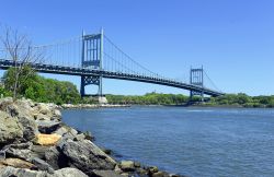 Il Triborough Bridge di Randall's Island è un insieme di tre ponti di New York City, che collega i distretti del Bronx, Queens e Manhattan.