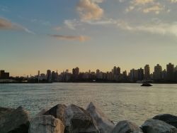 New York City e la sua skyline viste da Randalls Island, un'isoletta sull'East River incastonata tra Manhattan, il Bronx e il Queens.