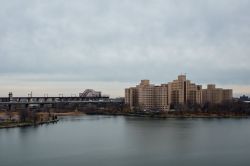 Vista sull'Harlem River e la Randalls and Wards Island di New York City. Sullo sfondo l'Hell Gate Bridge.