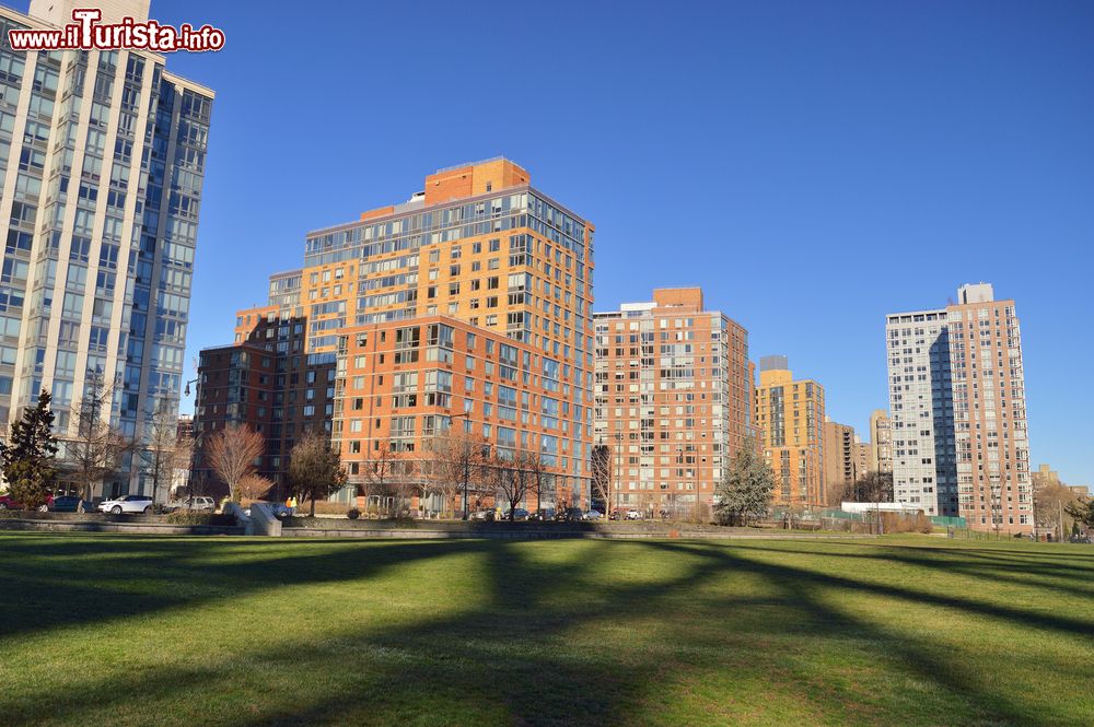 Immagine Area residenziale a Roosevelt Island, una delle isole che compongono New York City.