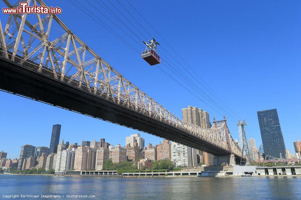 Immagine L'Ed Koch Queensboro Bridge e la funivia che lo affianca visti da Roosevelt Island. Sulla sponda opposta del fiume c'è Manhattan (New York City) - foto © EarthScape ImageGraphy / Shutterstock.com