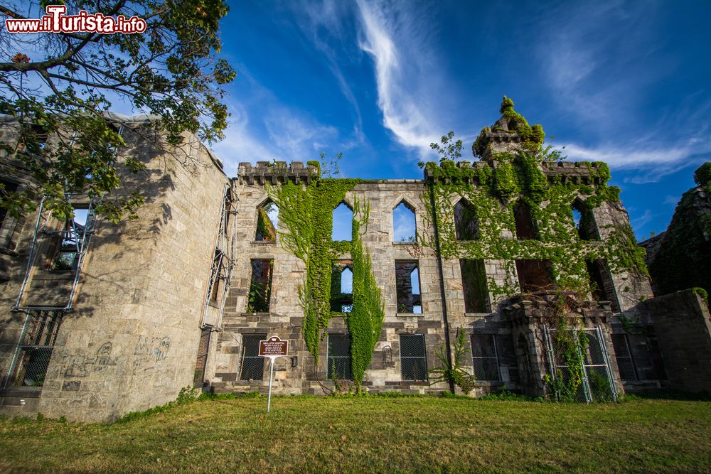 Immagine Le rovine dello Smallpox Hospital a Roosevelt Island, immediatamente a est di Manhattan, New York City.