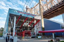 La stazione della Roosevelt Island Tramway sotto all'Ed Koch Queensboro Bridge di New York City - foto © Nielskliim / Shutterstock.com