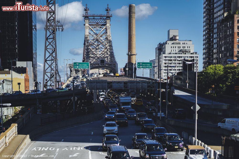 Immagine Vista del Queensboro Bridge dalla Roosevelt Island Tramway di New York City, USA - foto © kross13 / Shutterstock.com