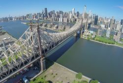 Foto panoramica del Queensboro Bridge, che collega l'East Side di Manhattan alla Roosevelt Island di New York City.