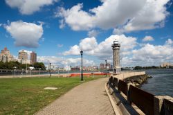 Il faro nel parco su Roosevelt Island, isoletta sull'East River tra Manhattan e il Queens (New York City).