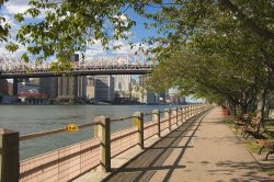 Il lungofiume a Roosevelt Island, isoletta tra il distretto di Manhattan e quello del Queens a New York City.