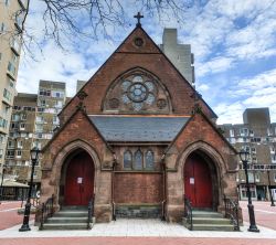 La Good Shepherd Church ospita le celebrazioni religiose a Roosevelt Island, New York City.
