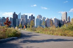 La skyline di Manhattan vista da Roosevelt Island, un'isola di circa 3,5 km di lunghezza e 250 metri di larghezza a New York City.