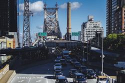 Vista del Queensboro Bridge dalla Roosevelt Island Tramway di New York City, USA - foto © kross13 / Shutterstock.com