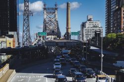 Vista del Queensboro Bridge dalla Roosevelt Island Tramway di New York City, USA - foto © kross13 / Shutterstock.com