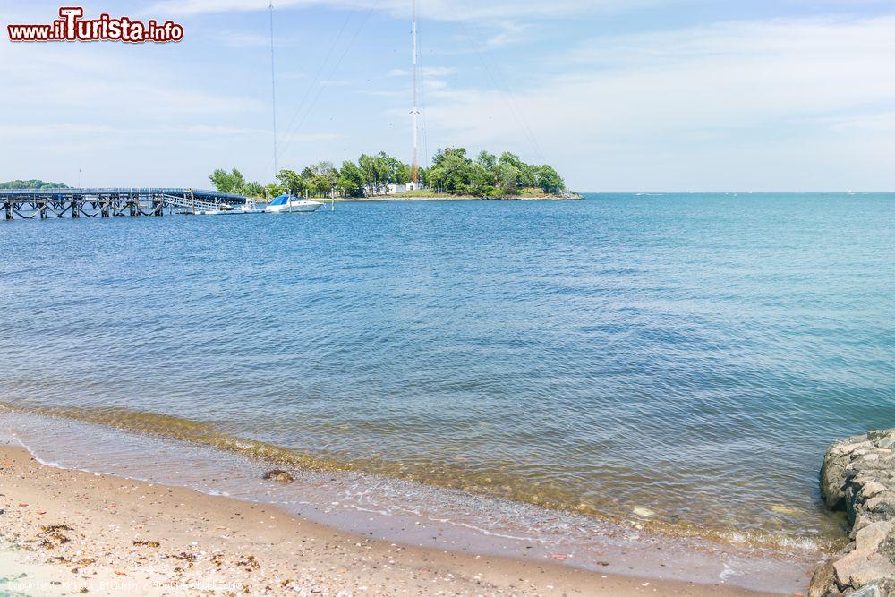 Immagine Bronx, USA: il molo del porto di City Island e un tratto della spiaggia di sabbia dell'isola - foto © Kristi Blokhin / Shutterstock.com