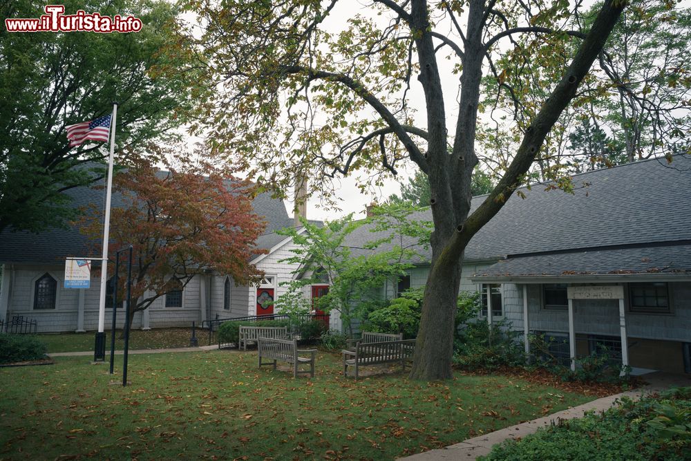 Immagine Il giardino davanti alla chiesa episcopale di City Island (Bronx, New York City).