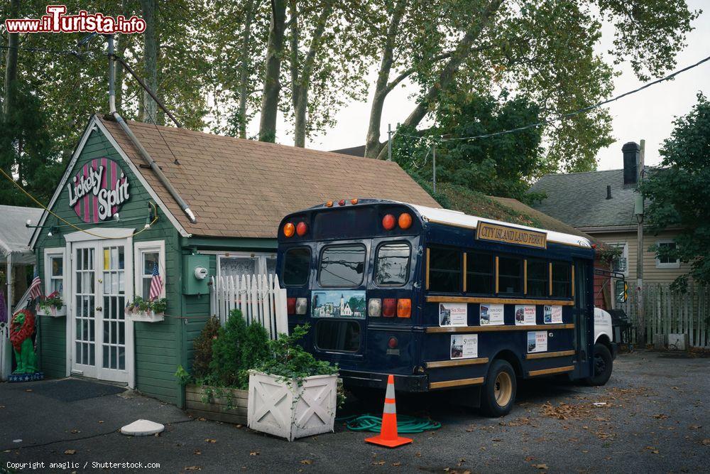 Immagine Il City Island land ferry bus parcheggiato nelle strade dell'isola di fianco a una gelateria.Suiamo nel Bronx, a New York City - foto © anaglic / Shutterstock.com