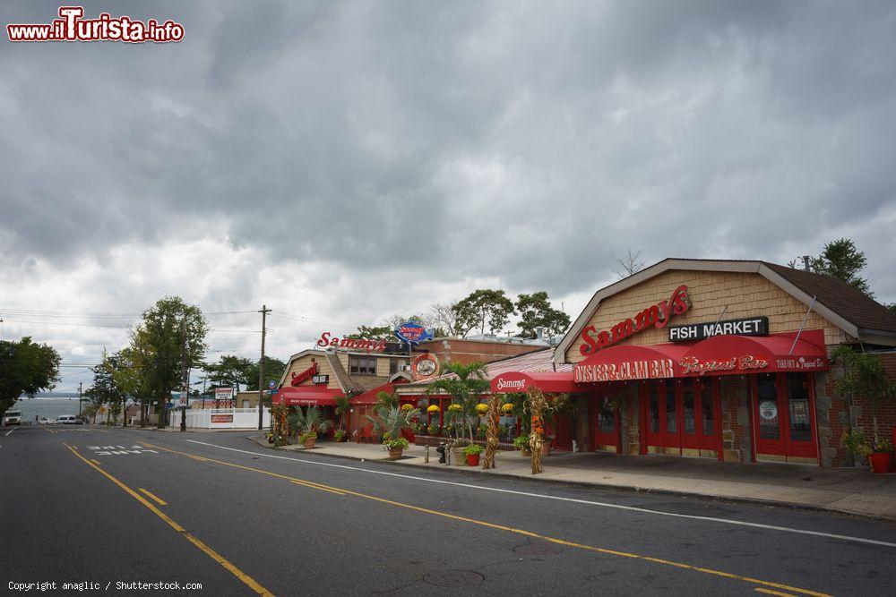 Immagine Il Sammy's fish market è anche un bar che propone vongole e ostriche. Si trova a City Island, Bronx (New York City) - © anaglic / Shutterstock.com