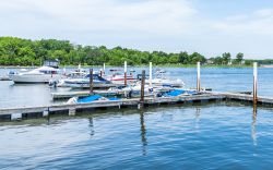 Bronx, New York City: il porticciolo della piccola City Island, isola di appena 1 km quadrato - foto © Kristi Blokhin / Shutterstock.com