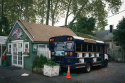 Il City Island land ferry bus parcheggiato nelle strade dell'isola di fianco a una gelateria.Suiamo nel Bronx, a New York City - foto © anaglic / Shutterstock.com