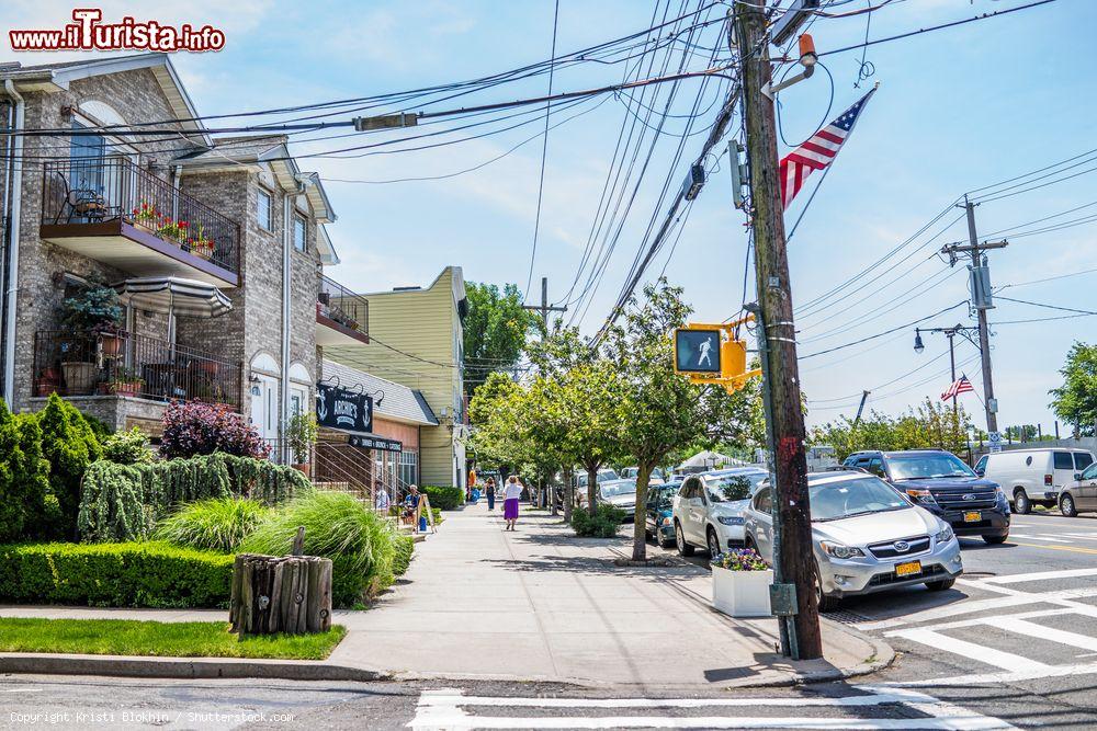 Immagine Una strada di City island, isola del distretto del Bronx, New York City - foto © Kristi Blokhin / Shutterstock.com