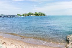 Bronx, USA: il molo del porto di City Island e un tratto della spiaggia di sabbia dell'isola - foto © Kristi Blokhin / Shutterstock.com