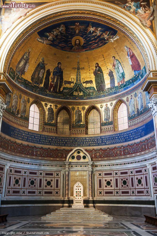 Immagine Abside e mosaici all'interno della Basilica di San Giovanni in Laterano - © vvoe / Shutterstock.com