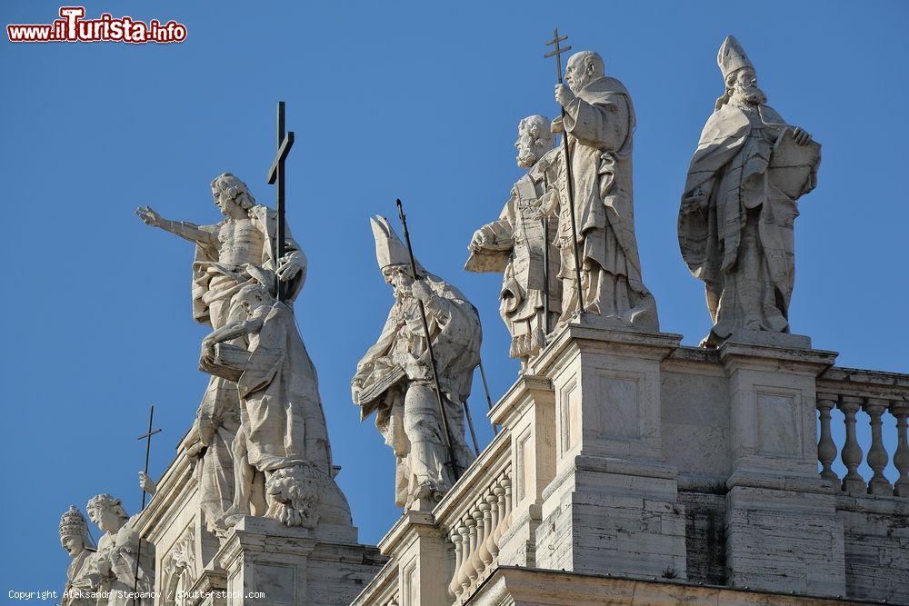 Immagine Dettaglio delle statue che sormontano la facciata della Basilica - © Aleksandr Stepanov / Shutterstock.com