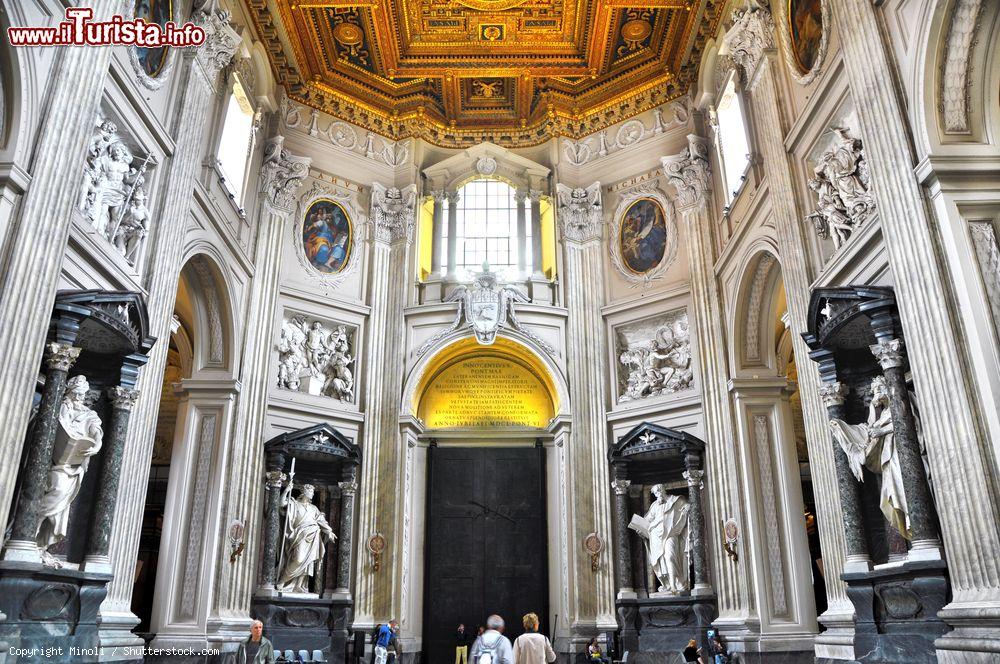Immagine I nicchioni  che ospitano le Statue degli Apostoli dentro alla Basilica di San Giovanni in Laterano a Roma - © Minoli / Shutterstock.com