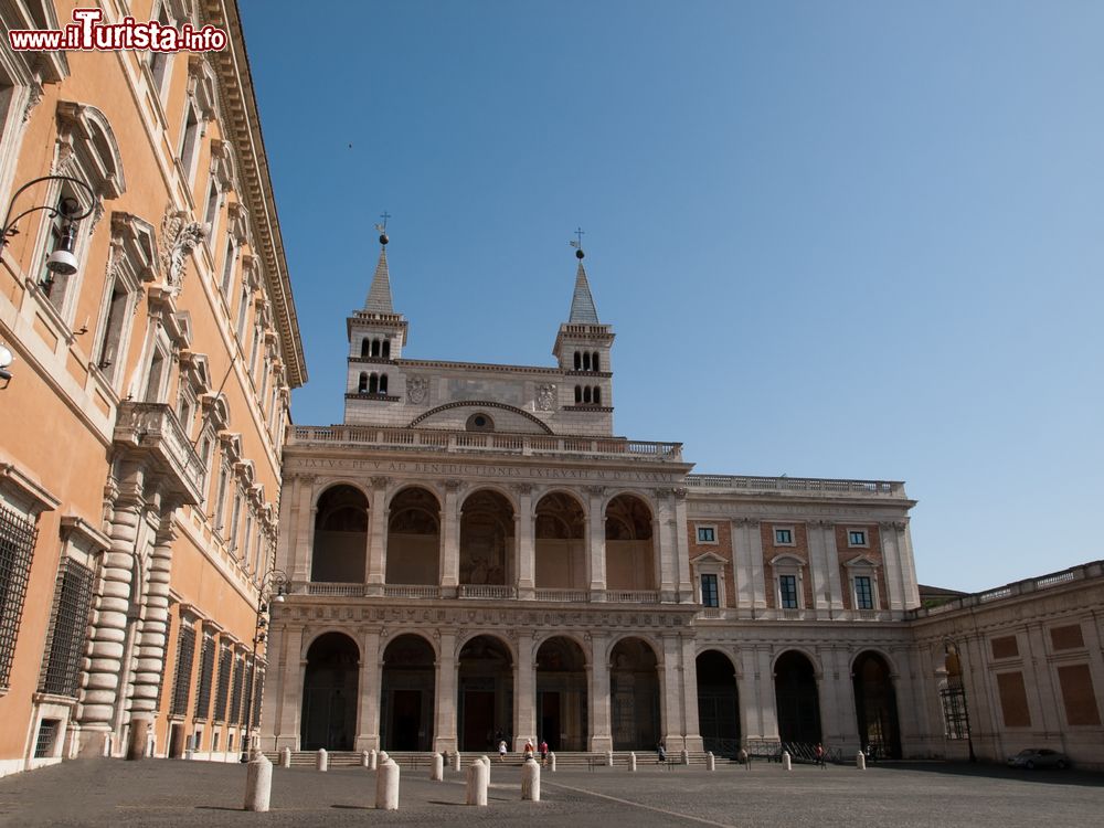 Immagine La Loggia delle Benedizioni e il Palazzo del Laterano nel complesso della Basilica di San Giovanni a Roma