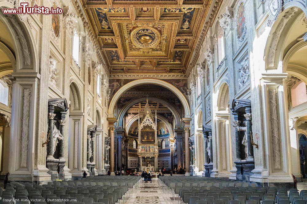 Immagine La navata centrale della Arcibasilica Papale di San Giovanni in Laterano a Roma. - © Kiev.Victor / Shutterstock.com