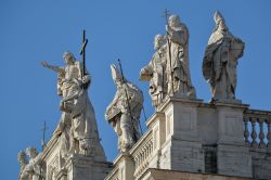 Dettaglio delle statue che sormontano la facciata della Basilica - © Aleksandr Stepanov / Shutterstock.com