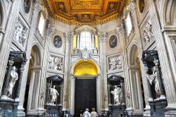 I nicchioni  che ospitano le Statue degli Apostoli dentro alla Basilica di San Giovanni in Laterano a Roma - © Minoli / Shutterstock.com