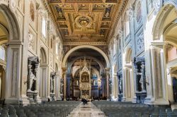 La navata centrale della Arcibasilica Papale di San Giovanni in Laterano a Roma. - © Kiev.Victor / Shutterstock.com