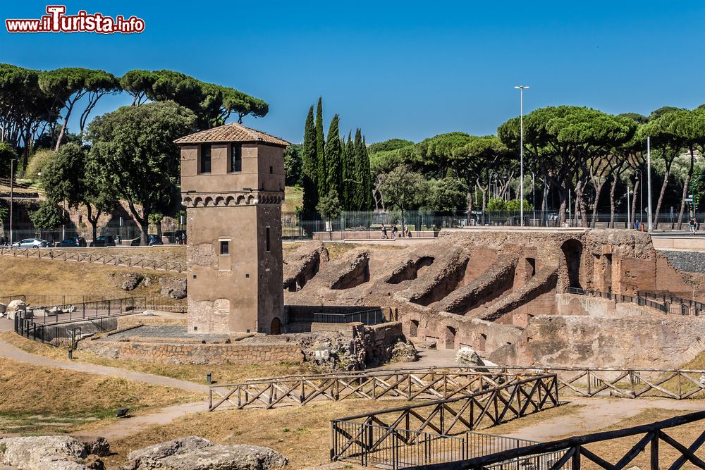 Immagine La Torre della Moletta sul lato sud del Circo Massimo di Roma