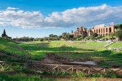 Il Circo Massimo di Roma, dove gli antichi romani organizzavano le corse con i cavalli. Sullo sondo i resti dei palazzi del Palatino