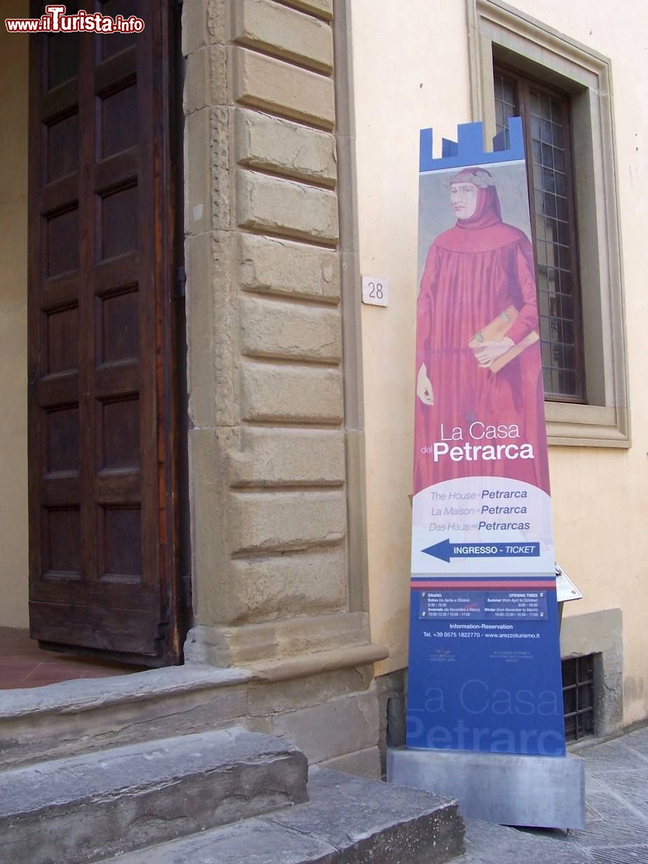 Immagine L'ingresso della Casa del Petrarca, in Vicolo dell'Orto 28 ad Arezzo (Toscana).