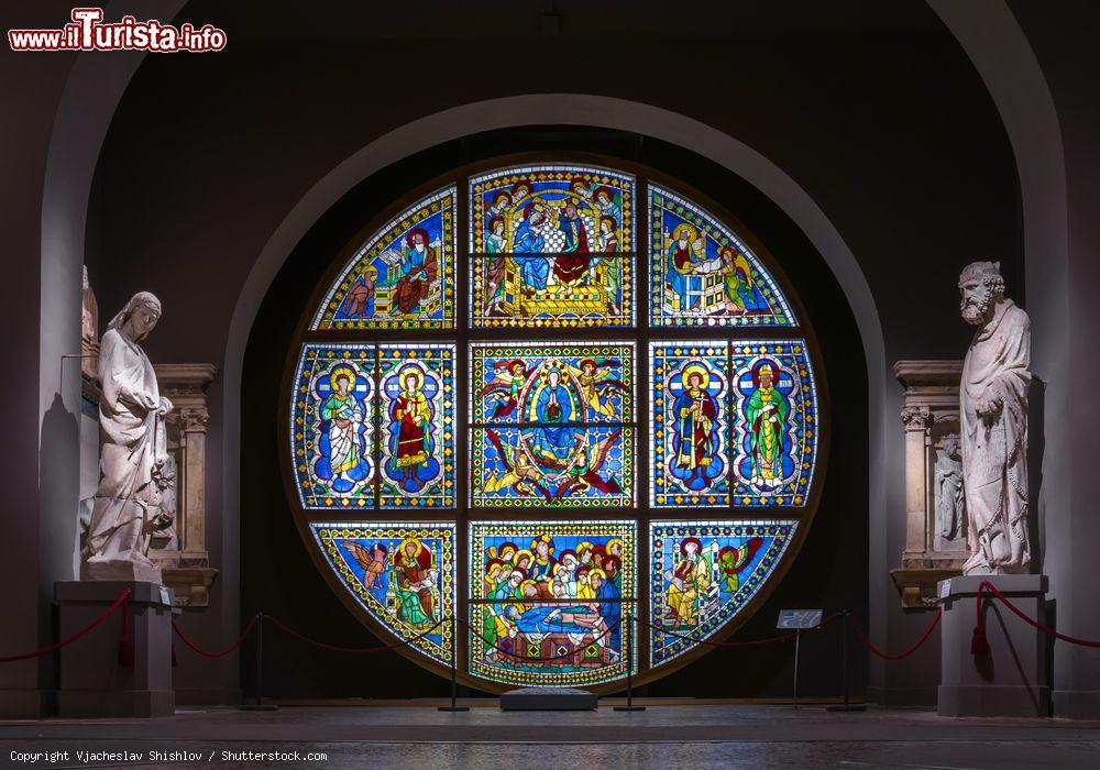 Immagine Una preziosa vetrata colorata esposta nel Museo dell'Opera del Duomo, presso la navata destra del Duomo Nuovo di Siena - foto © Vjacheslav Shishlov / Shutterstock.com