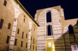 La navata destra del Duomo Nuovo di Siena non fu mai completata. Il progetto trecentesco rimase incompiuto e oggi qui si trova il Museo dell'Opera del Duomo.