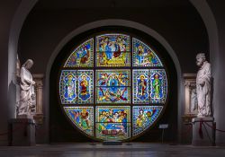 Una preziosa vetrata colorata esposta nel Museo dell'Opera del Duomo, presso la navata destra del Duomo Nuovo di Siena - foto © Vjacheslav Shishlov / Shutterstock.com