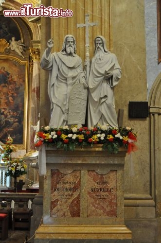 Statue di San Cirillo e San Metodio all'interno della Basilica di Velehrad