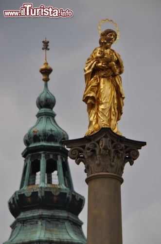 Colonna della Trinit e Torre del Castello di Kroměř 
