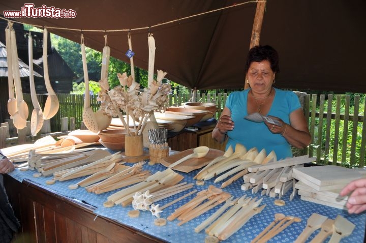 Bancarella di artigianato al Villaggio Valacco