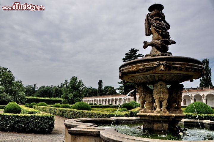 Fontana nel Giardino dei Fiori di Kroměř, sullo sfondo il Colonnato di Mandik