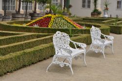 Panchine ingresso al giardino dei fiori (Libosad) ...